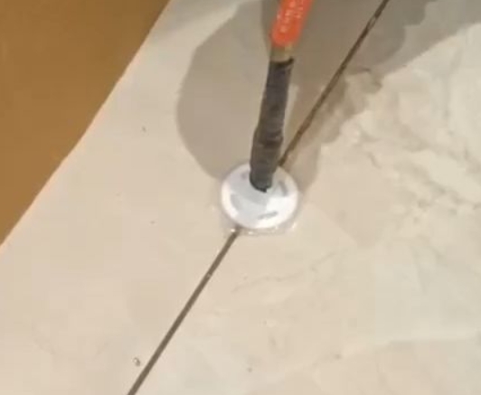 山阳瓷砖空鼓维修公司专业解答瓷砖在铺贴过程中，如果没有涂抹均匀到位的粘结材料（如水泥砂浆或瓷砖胶），可能会导致以下问题