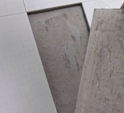 山阳瓷砖空鼓维修公司分享瓷砖铺贴时如果打浆（即涂抹在瓷砖背面和基层上的砂浆或瓷砖胶）过少，会带来以下问题